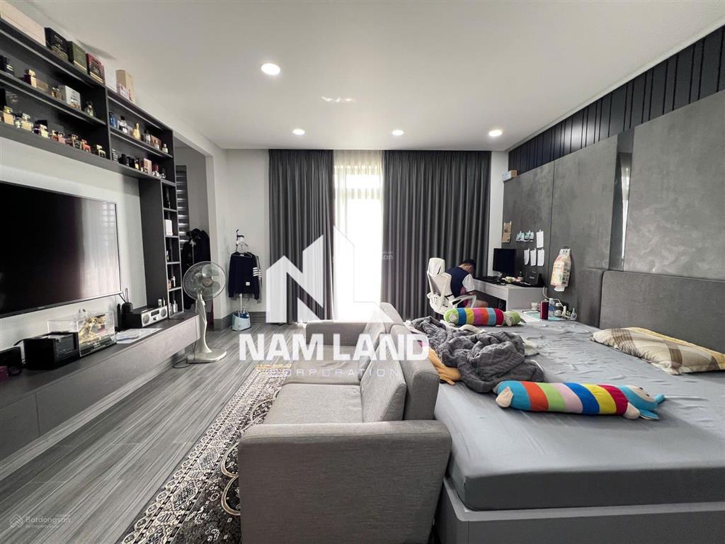Cho thuê biệt thự thiết kế đẹp có thang máy 4 tầng 4 phòng lớn khu an ninh 24/24 ngay nguyễn hoàng