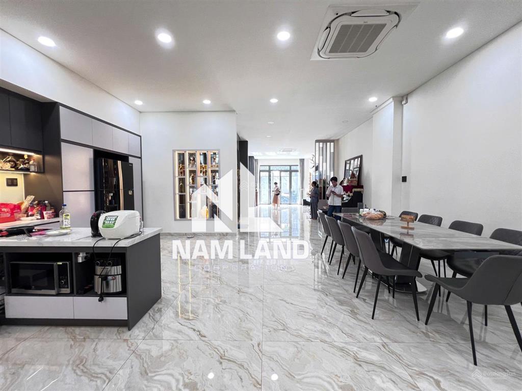 Cho thuê biệt thự thiết kế đẹp có thang máy 4 tầng 4 phòng lớn khu an ninh 24/24 ngay nguyễn hoàng