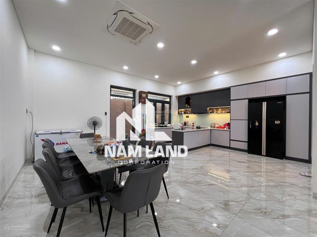 Cho thuê biệt thự thiết kế đẹp có thang máy 4 tầng 4 phòng lớn khu an ninh 24/24 ngay nguyễn hoàng
