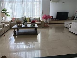 Biệt thự lớn nằm trong khuôn viên khu biệt thự thảo nguyên sài gòn. 3 phòng ngủ, 1 phòng làm việc.