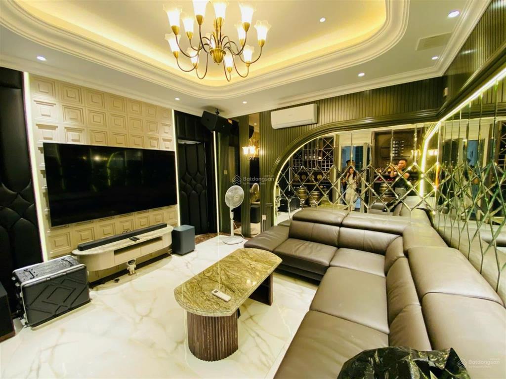 Nhà mới! phân lô vip phố nguyên hồng, thang máy, gara 2 ô tô, full nội thất xịn, 68m2*7tầng