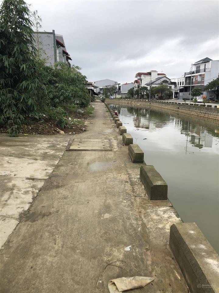 Đất mặt tiền cổng chính lại thế đường qh 14m phía sau view kênh thoáng mát phù hợp an cư