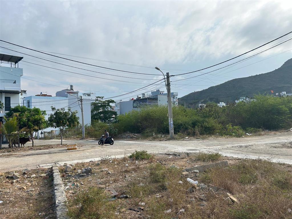 Chính chủ bán lô ở hòn xện, gần bến du thuyền nha trang, lô 128m2 mt 8m