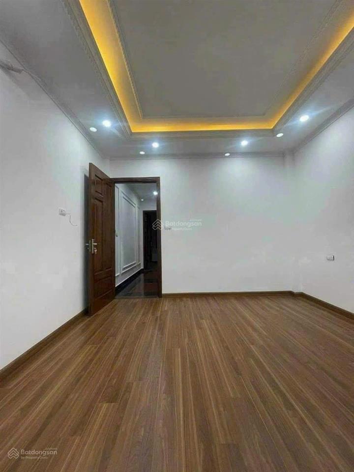 Nhà 5 tầng, ngõ rộng ô tô tránh, nội thất đủ, gần linh đàm. giá hơn 5 tỷx.  0964 502 ***