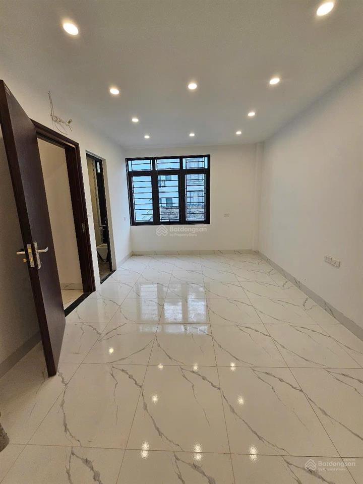 Nhà 5 tầng, ngõ rộng ô tô tránh, nội thất đủ, gần linh đàm. giá hơn 5 tỷx.  0964 502 ***