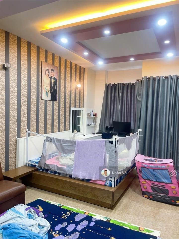 12 tỷ tl  dt 4mx17m, vị trí rất đẹp. lề rộng 4m mtkd đường văn cao