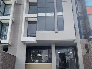 Cho thuê nhà nguyên căn hầm 4 tầng nổi sàn trống thang máy trung tâm q2 giá 60tr/th  0901 302 ***