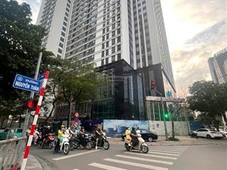 975750880 chính chủ nhượng bán căn hộ 124m tầng đẹp giá 70tr/m