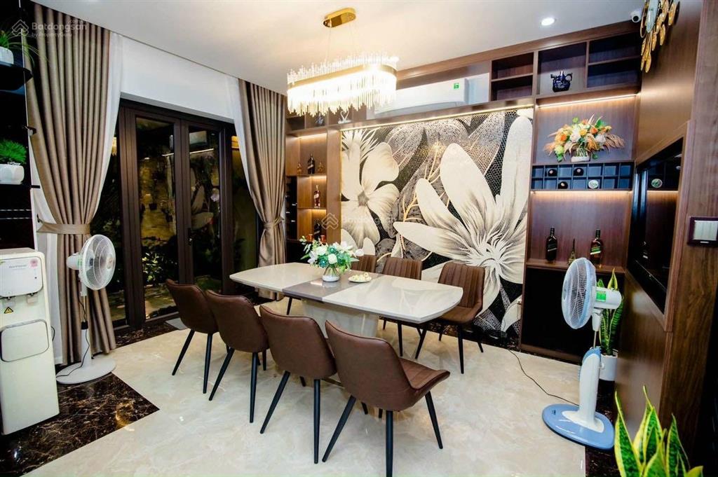 Bán biệt thự tuyến 2 đường to ngay cầu rào 2, sổ đỏ chính chủ