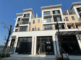 Bán nhà mặt tiền shophouse ngay trục chính, sát trường học fpt