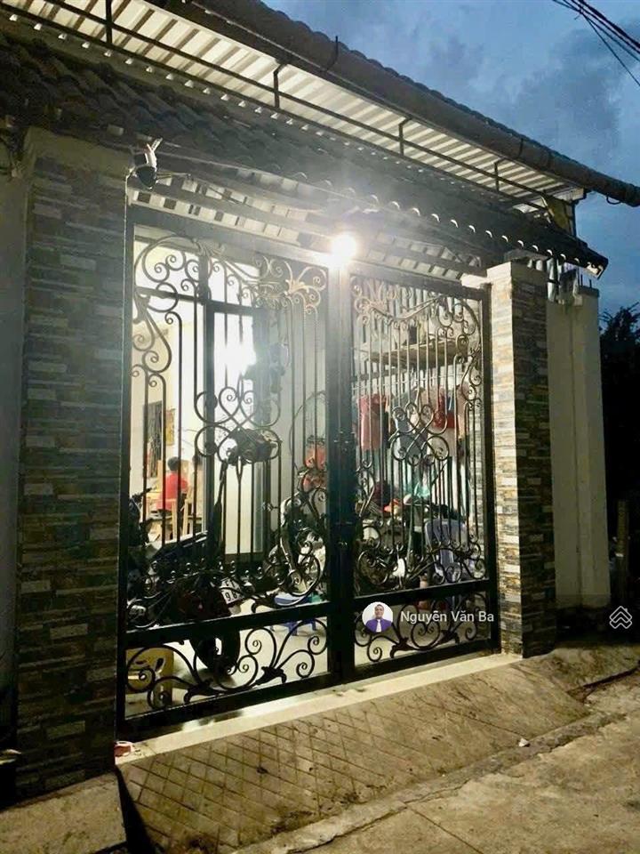 Bán nhà long hậu giá rẻ, 5*16m, 2,05 tỷ, kế sg village, t& t, hẻm xe hơi, kế lê văn lương, shr