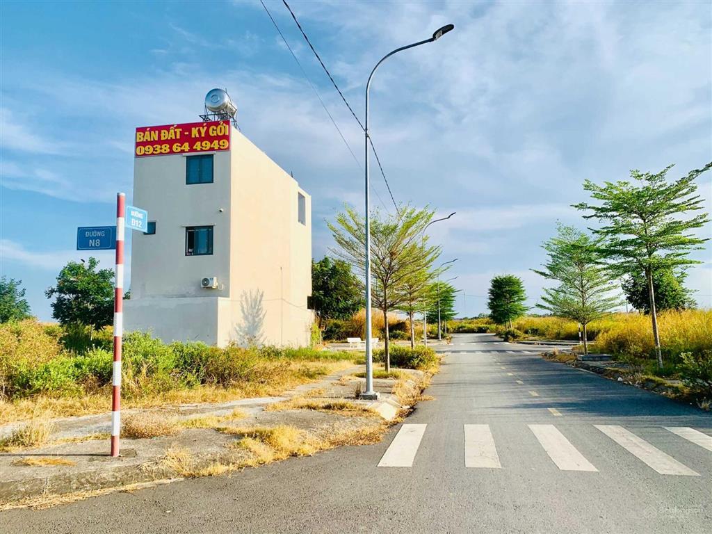 Bán nền  nhận gởi bán lại ra hàng nhanh  xây nhà  đường lớn  căn góc  view công viên