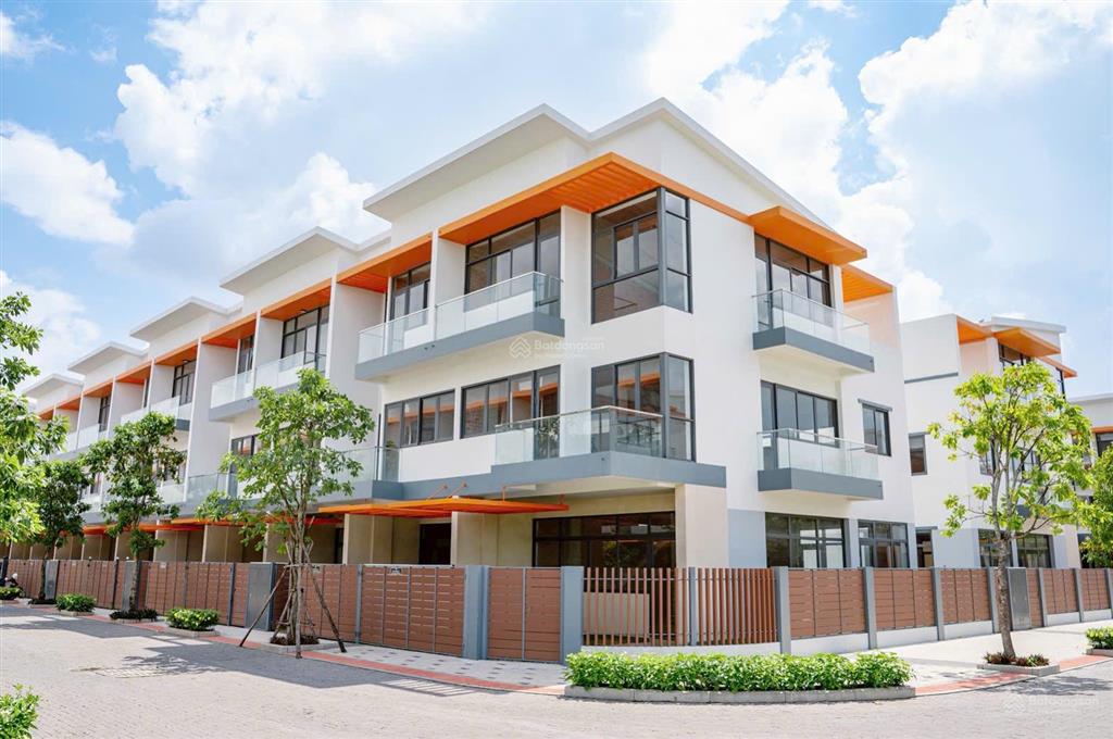 Bán nhà  đường lớn  căn góc  view công viên