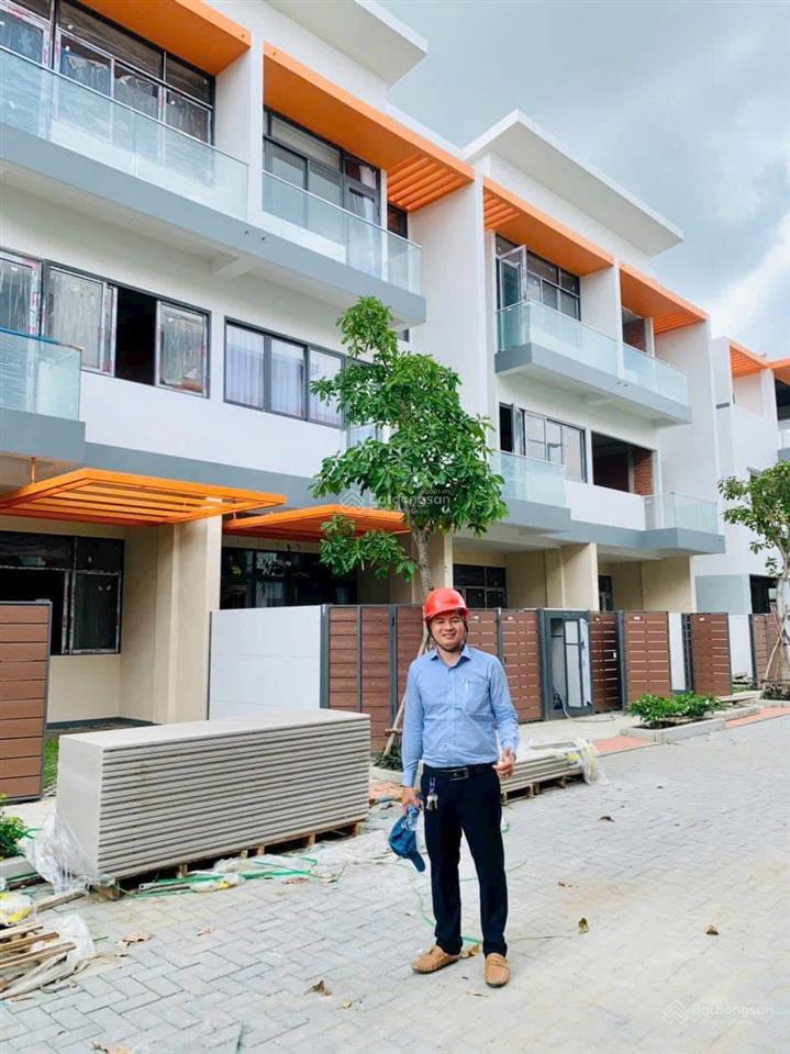 Bán nhà  đường lớn  căn góc  view công viên