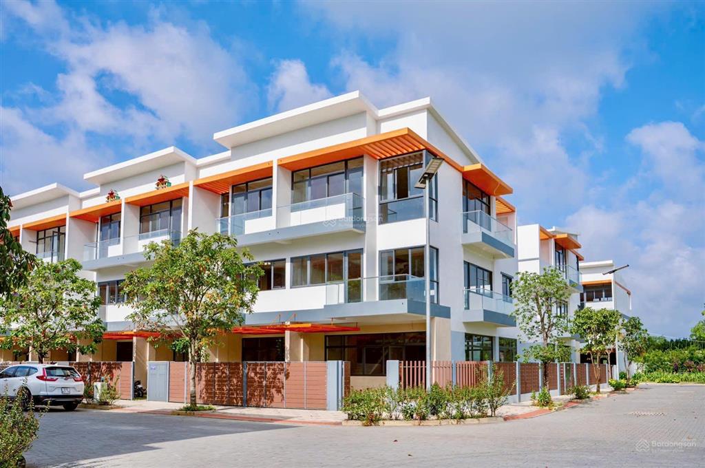 Bán nhà  đường lớn  căn góc  view công viên