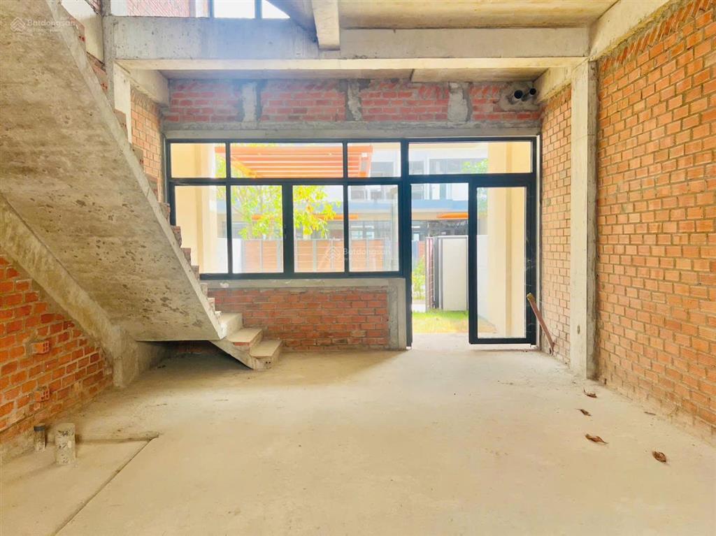 Bán nhà  đường lớn  căn góc  view công viên