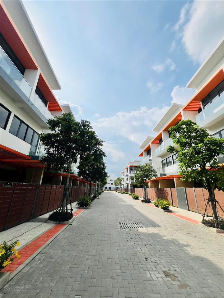 Bán nhà  đường lớn  căn góc  view công viên