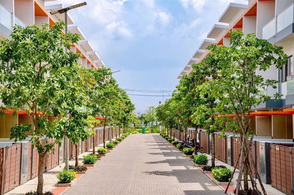 Bán nhà  đường lớn  căn góc  view công viên