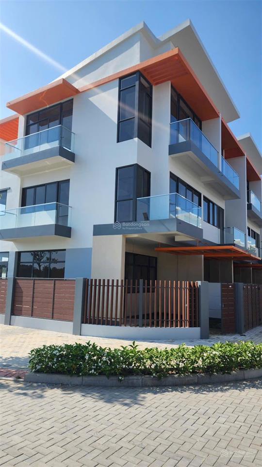 Bán nhà  đường lớn  căn góc  view công viên