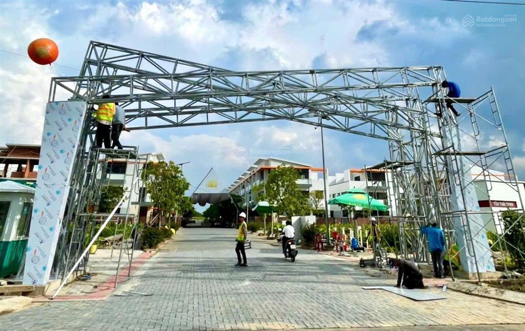 Bán nhà  đường lớn  căn góc  view công viên