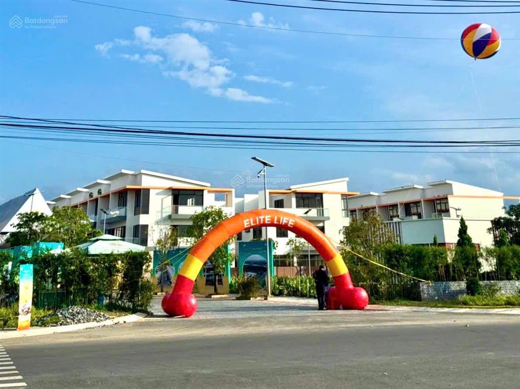 Bán nhà  đường lớn  căn góc  view công viên