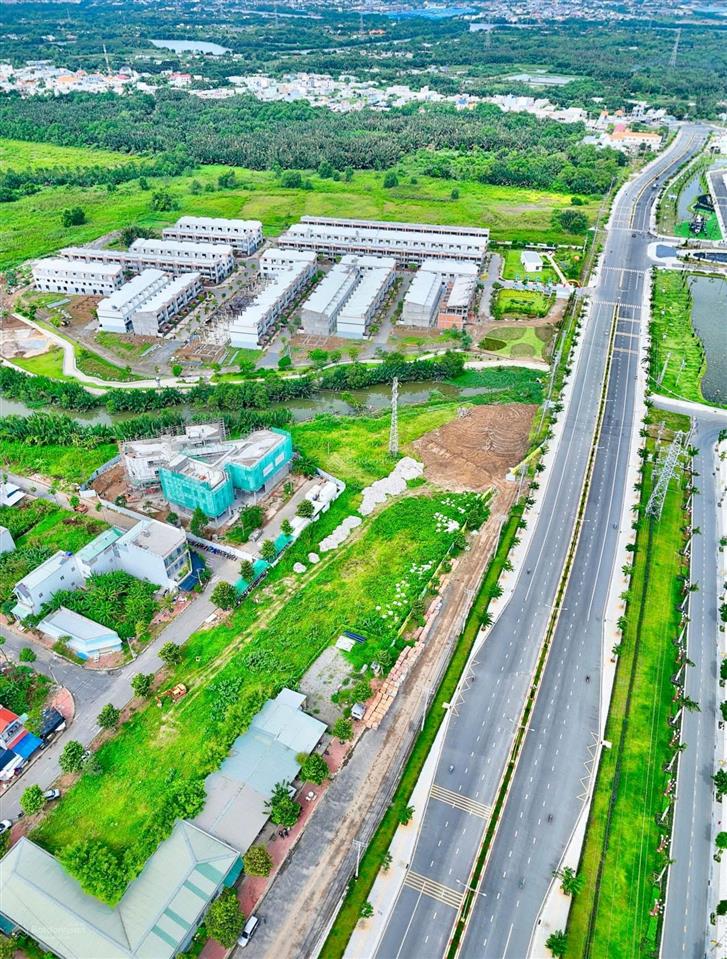 Bán nhà  đường lớn  căn góc  view công viên