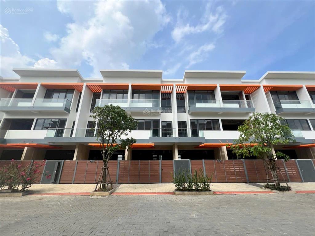 Bán nhà  đường lớn  căn góc  view công viên