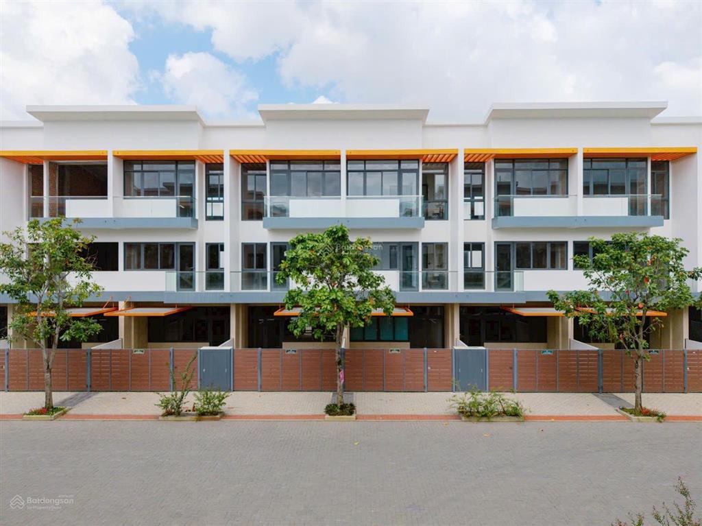 Bán nhà  đường lớn  căn góc  view công viên