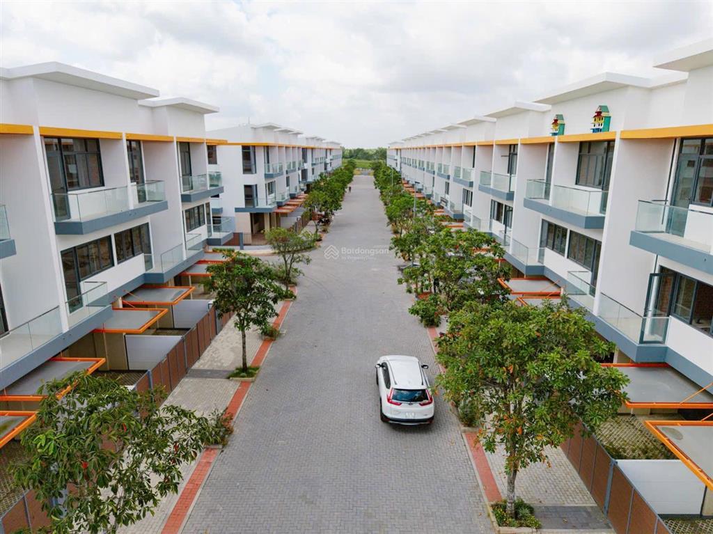 Bán nhà  đường lớn  căn góc  view công viên