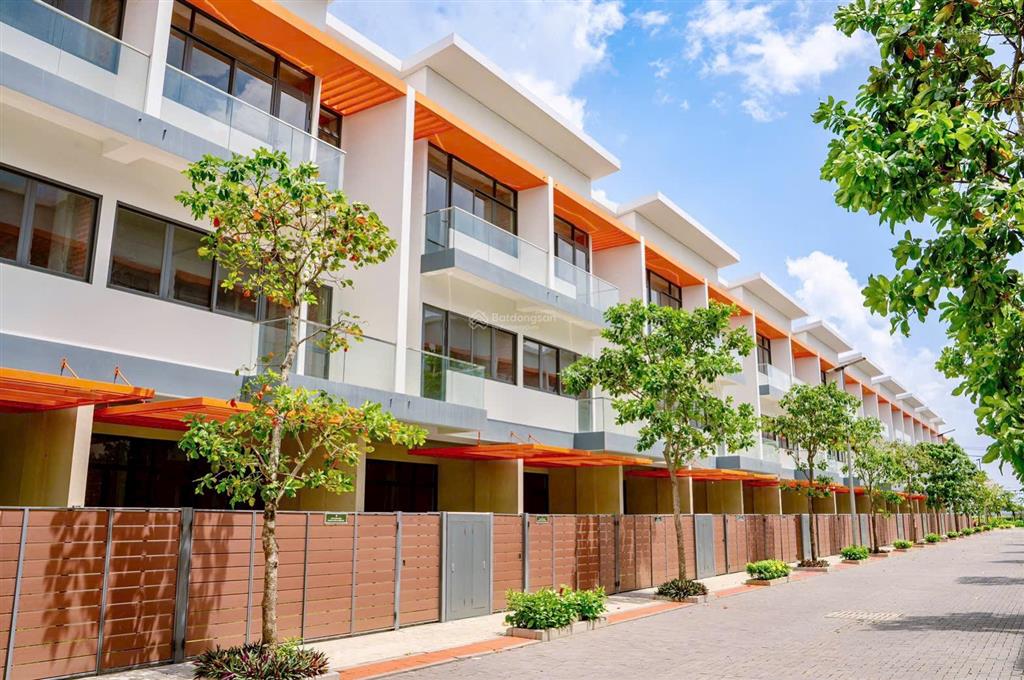 Bán nhà  đường lớn  căn góc  view công viên