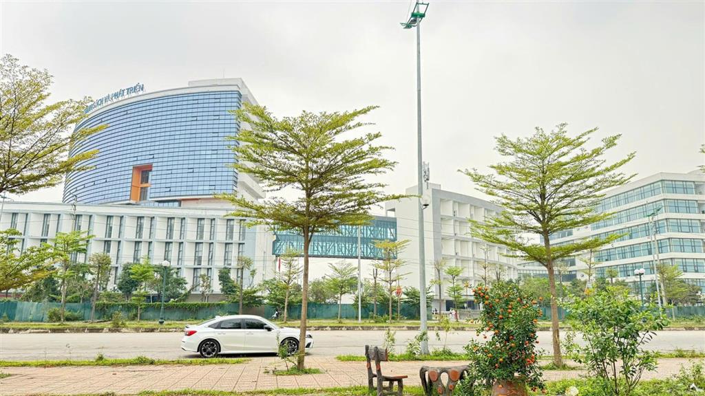 Giá tốt !! 90m2 đất dịch vụ xã an thượng mặt đường liên khu 8 view thẳng học viện chính sách