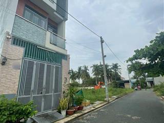 Bán đất 58m giá 2.55 tỷ, kdc center point, p. long phước vị trí sau lưng ubnd phường