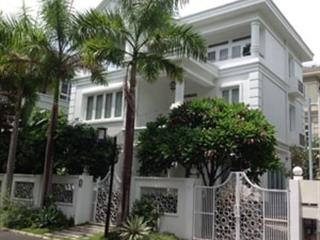 Gia đình cho thuê biệt thự sân vườn hưng thái  phú mỹ hưng, quận 7 nhà mới 100%