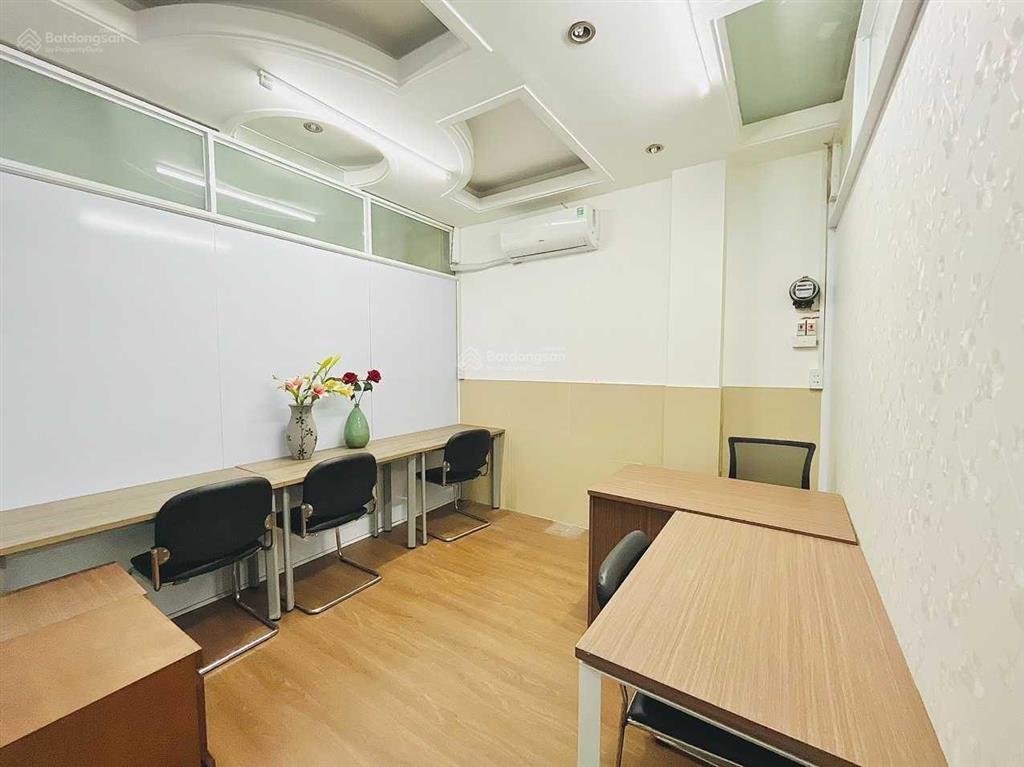 Văn phòng quận 1 có sẵn bàn ghế, máy lạnh, internet.  0981 291 ***  ms. nhung