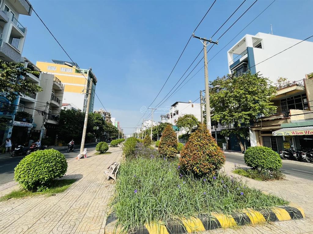 Bán nhà mt đường hiền vương (7x20m) nhà cấp 4, đường 30m có công viên