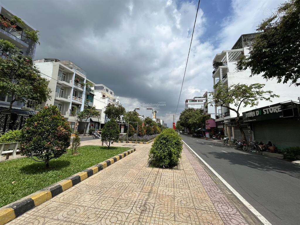 Bán nhà mt đường hiền vương (7x20m) nhà cấp 4, đường 30m có công viên