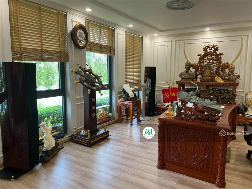 Giảm 10 tỷ, cần bán gấp. giá mới chỉ 35 tỷ, biệt thự sân vườn + hồ bơi  view sông q7