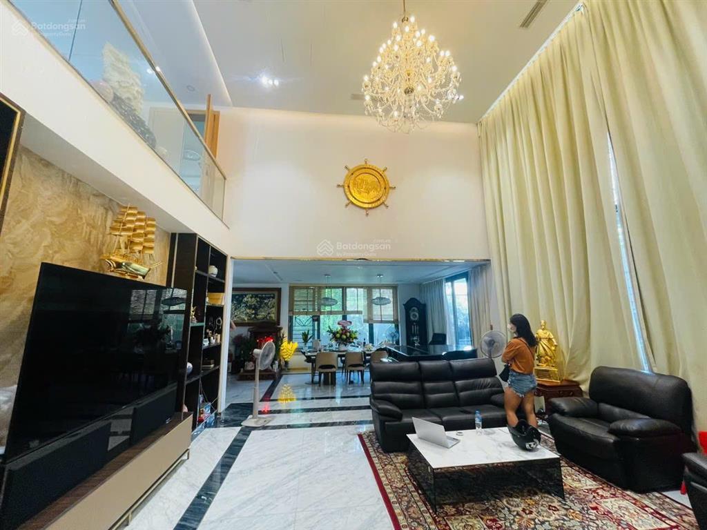 Giảm 10 tỷ, cần bán gấp. giá mới chỉ 35 tỷ, biệt thự sân vườn + hồ bơi  view sông q7