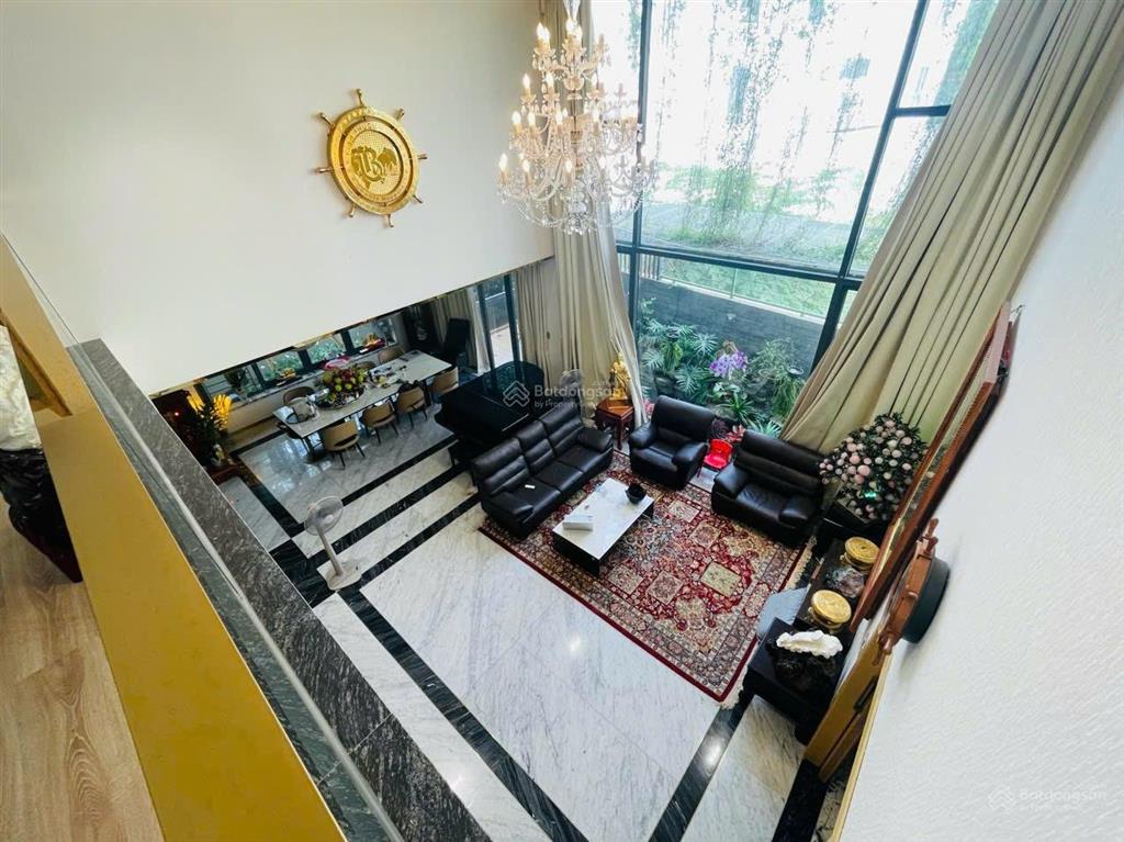 Giảm 10 tỷ, cần bán gấp. giá mới chỉ 35 tỷ, biệt thự sân vườn + hồ bơi  view sông q7