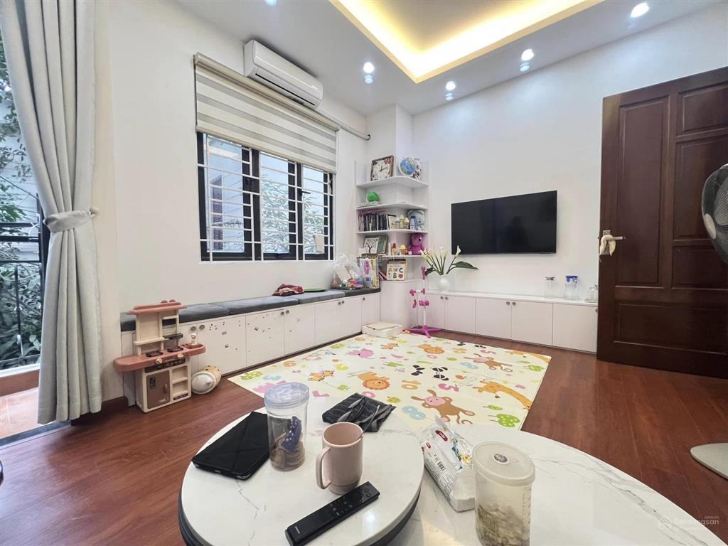 Chính chủ bán nhà 7 chỗ vào thoải mái chùa láng, láng. dt 39m2x5t thang máy. sau thoáng. hơn 15 tỷ.