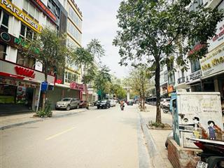 Siêu hiếm. mặt phố trần thái tông trương công giai. dt 38m2x6t thang máy. 2 mặt đường. nhà đẹp.