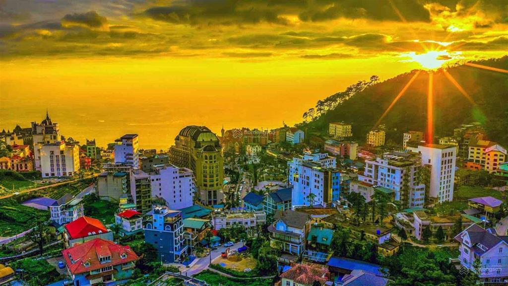 Bán lô đất 2 mặt tiền view toàn bộ trung tâm, quảng trường khu nghỉ dưỡng tam đảo.
