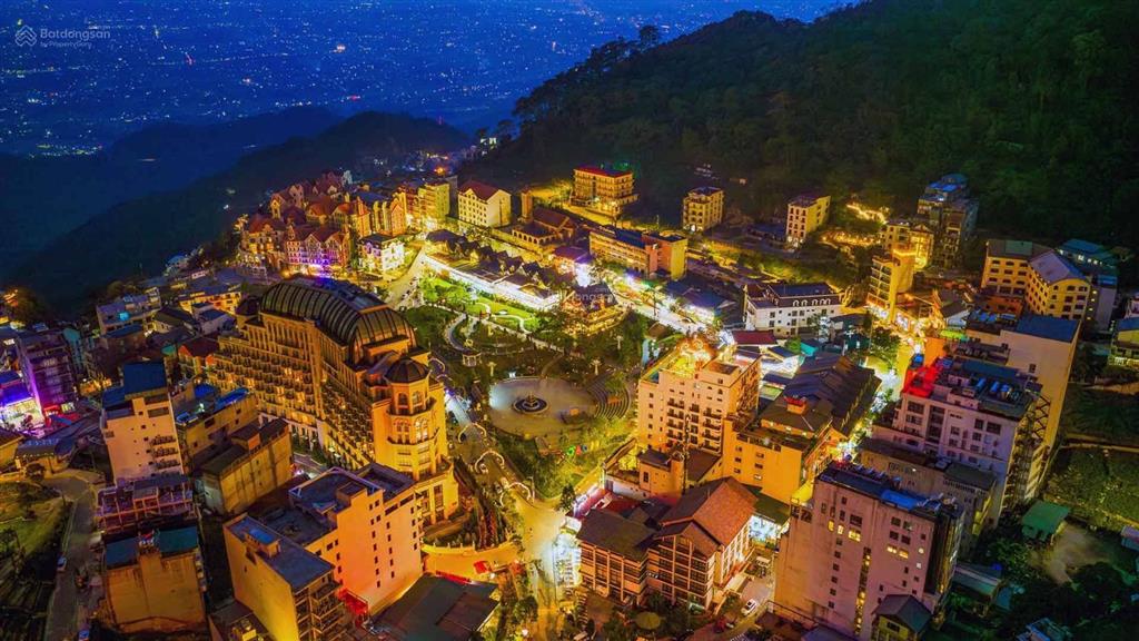 Bán lô đất 2 mặt tiền view toàn bộ trung tâm, quảng trường khu nghỉ dưỡng tam đảo.