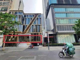 Tọa lạc tại mặt tiền lê thánh tôn, quận 1, đủ tiêu chuẩn thang máy, pccc, quận 1