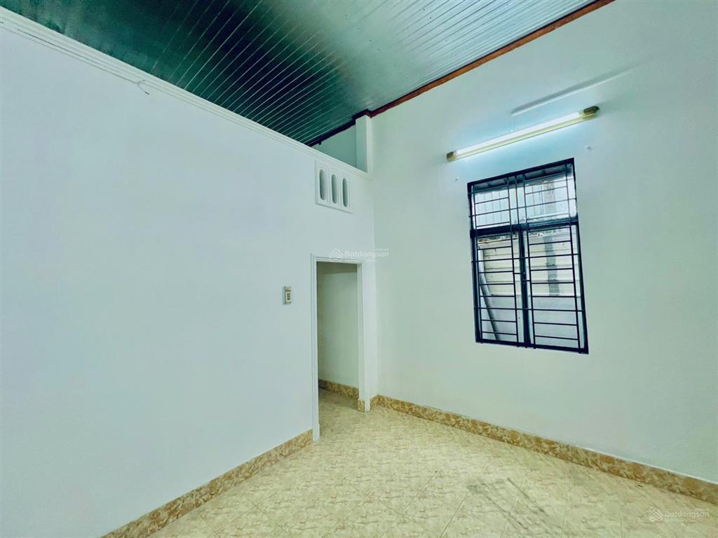 Nhà 71m2 p. hoà bình (cũ) sân banh biên hoà sổ riêng 2,35 tỷ, hẻm 3 gác thông thoáng 2pn