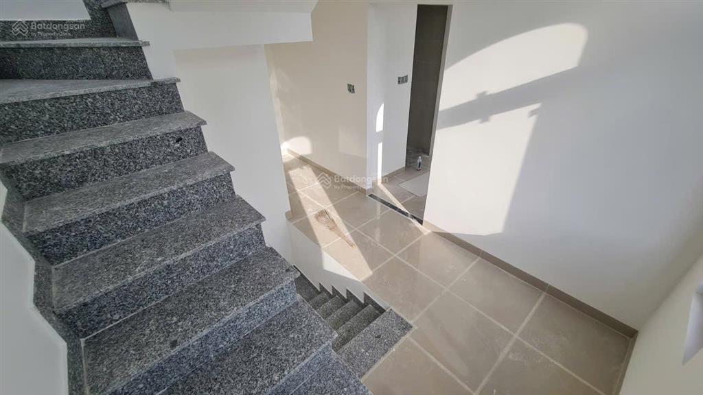 Nhà mặt tiền 4 tầng 1 tum đường lê chân ngang 10m ngay trung tâm phố nha trang