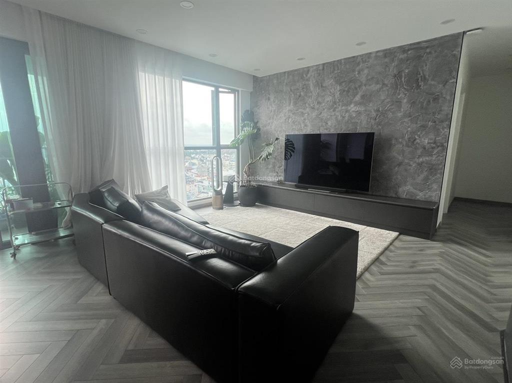 Siêu hiếm, căn hộ riviera point, dt 212m2, 4 pn, view ban công hướng đông, sổ hồng, full nội thất.