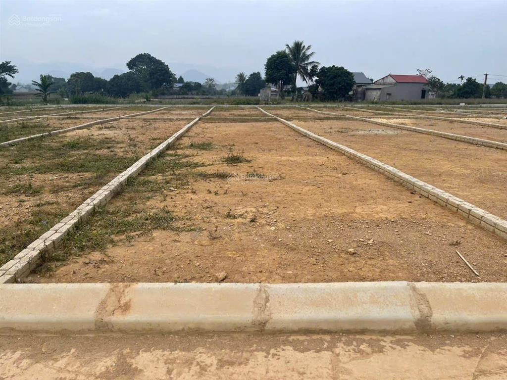 Bán gấp lô đất 110m2, gần quốc lộ, sẵn thổ cư, sẵn sổ, đường 3 xe tránh, tiện ích đầy đủ 175 triệu