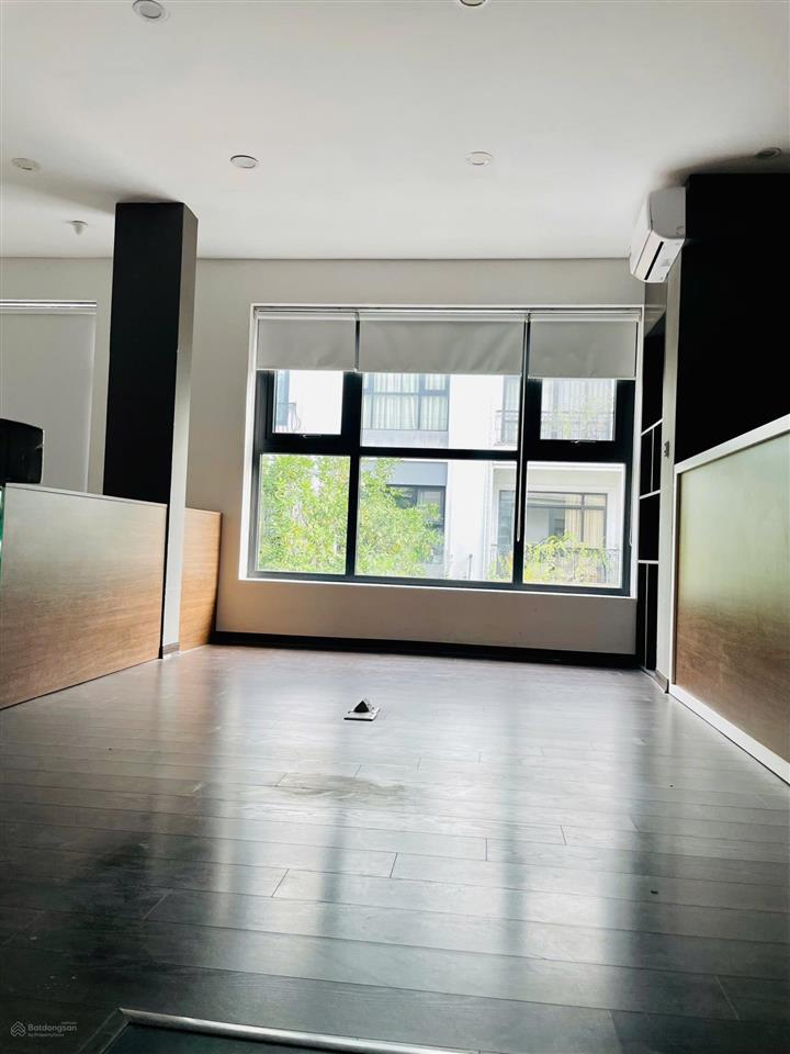 Chính chủ bán gấp bt vinhomes gardenia 193m2 5t mt 25m ô góc, thang máy giá rẻ 75 tỷ 0939 760 ***