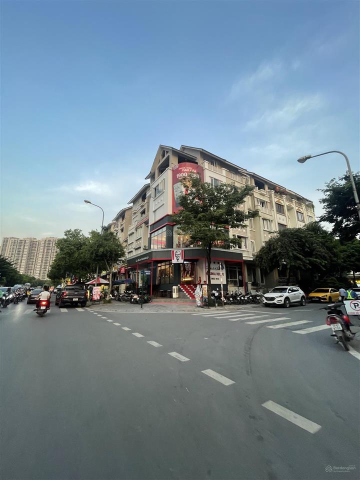 Chính chủ bán gấp biệt thự thành phố giao lưu, cầu giấy 196m2 4tầng mt 8m lô góc, giá rẻ 72 tỷ ctl